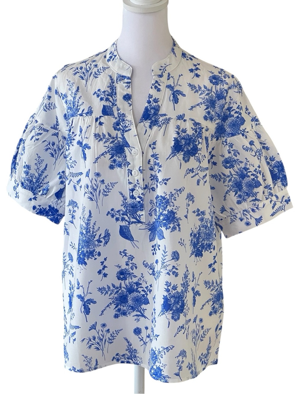 Entro Blue Floral Print On White Top Sz M Short Puff Sleeves Chinoiserie NWT